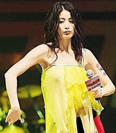 女明星内穿背心